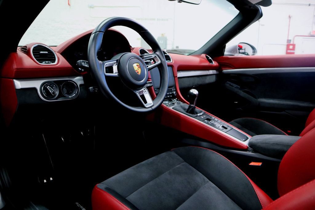 Used 2023 Porsche 718 Boxster Spyder RWD image 29