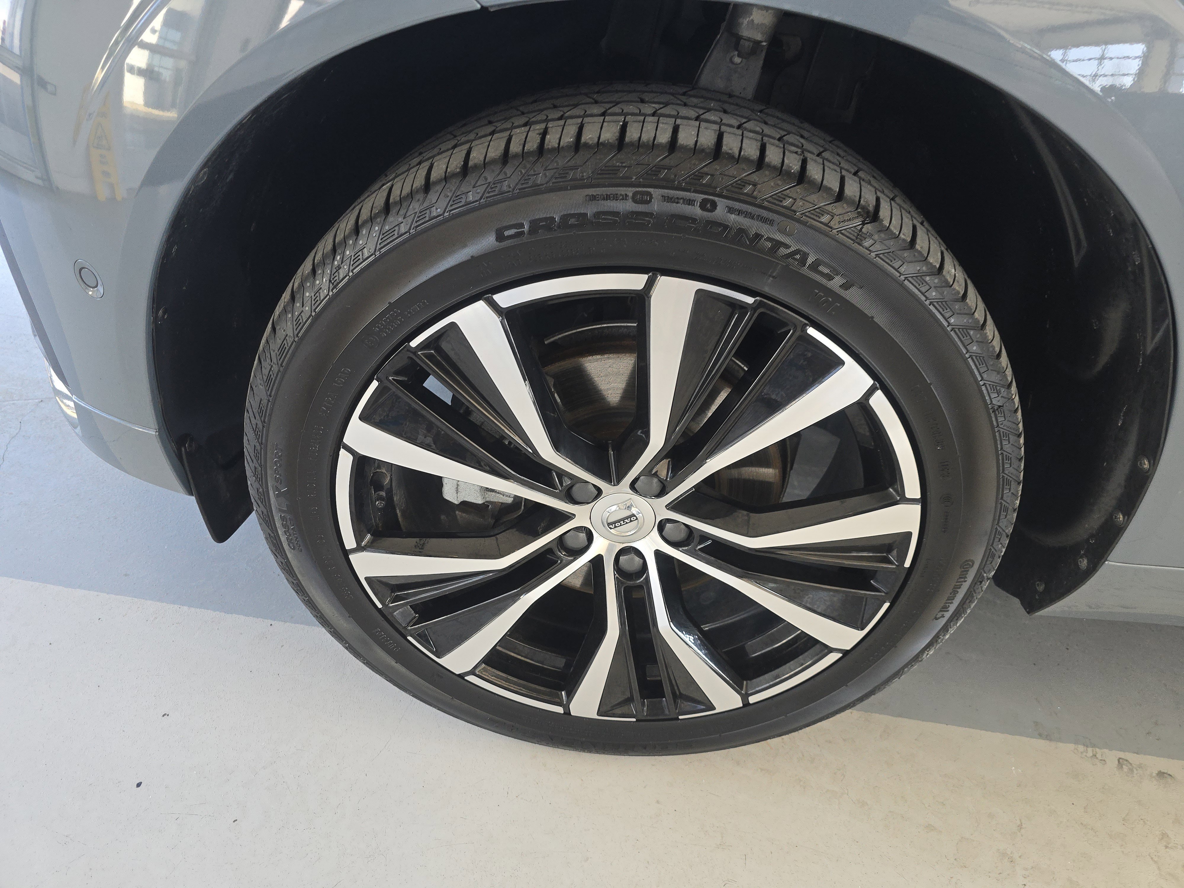 Used 2024 Volvo XC60 B5 Plus w/ Climate Package image 8