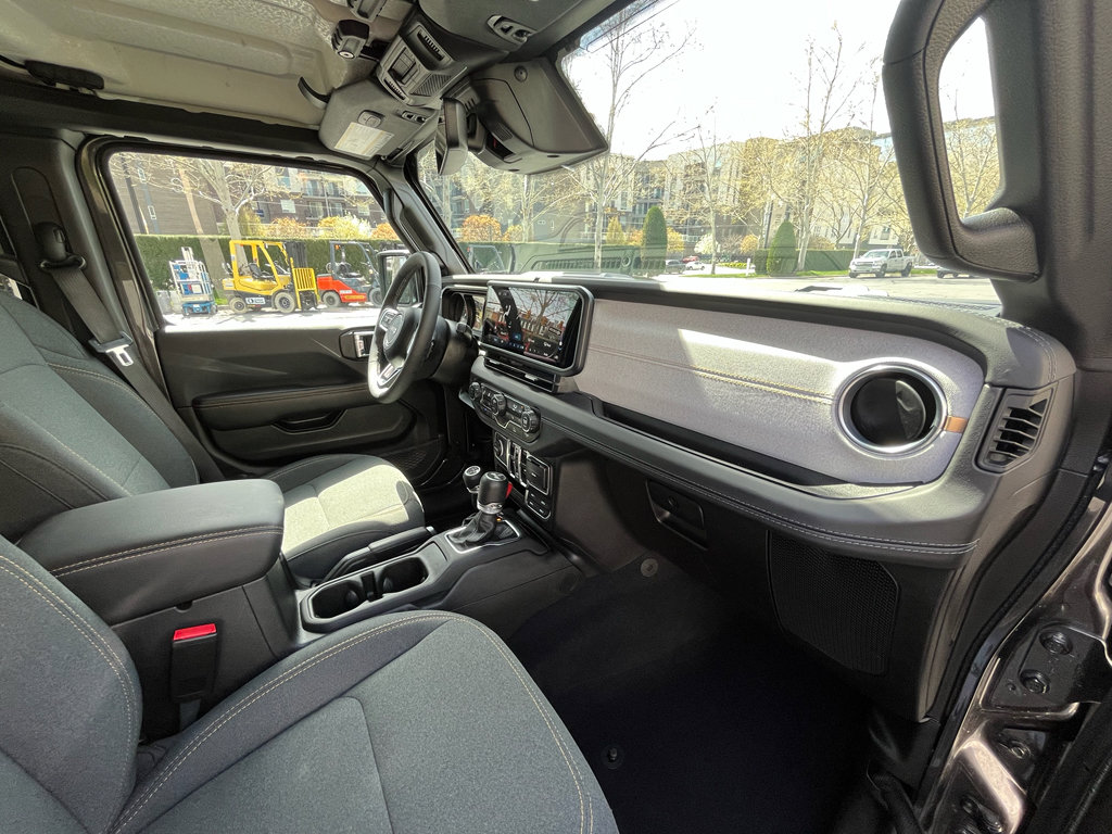 Used 2025 Jeep Wrangler Sahara image 28