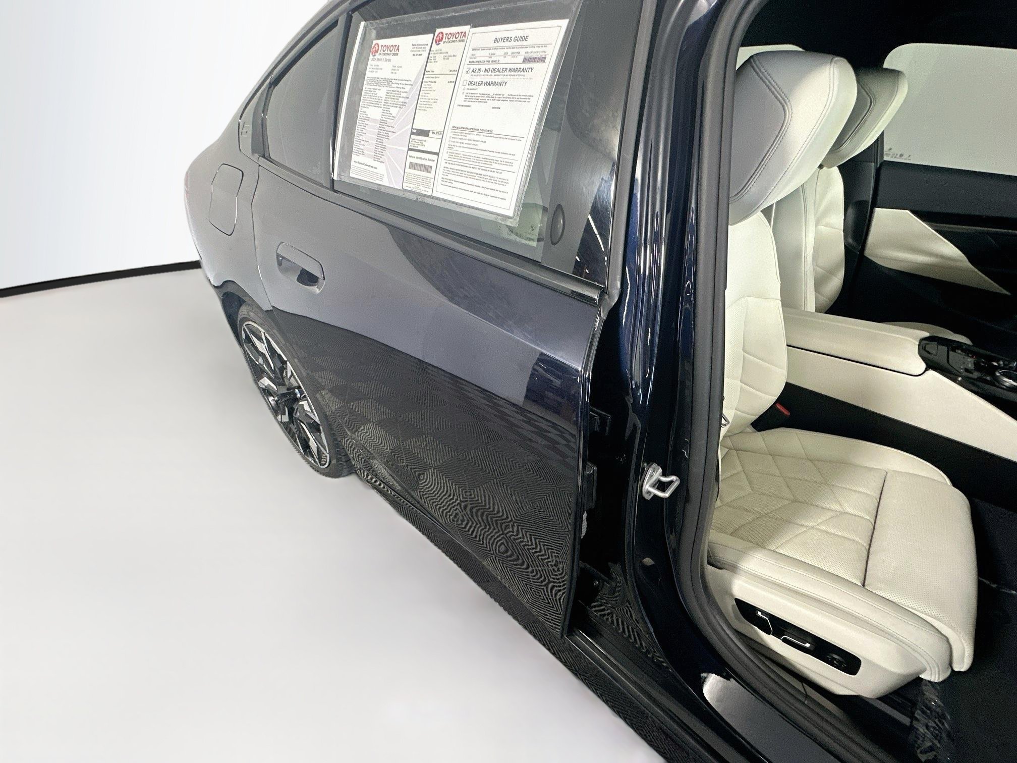 Used 2025 BMW 530i w/ M Sport Package RWD image 28