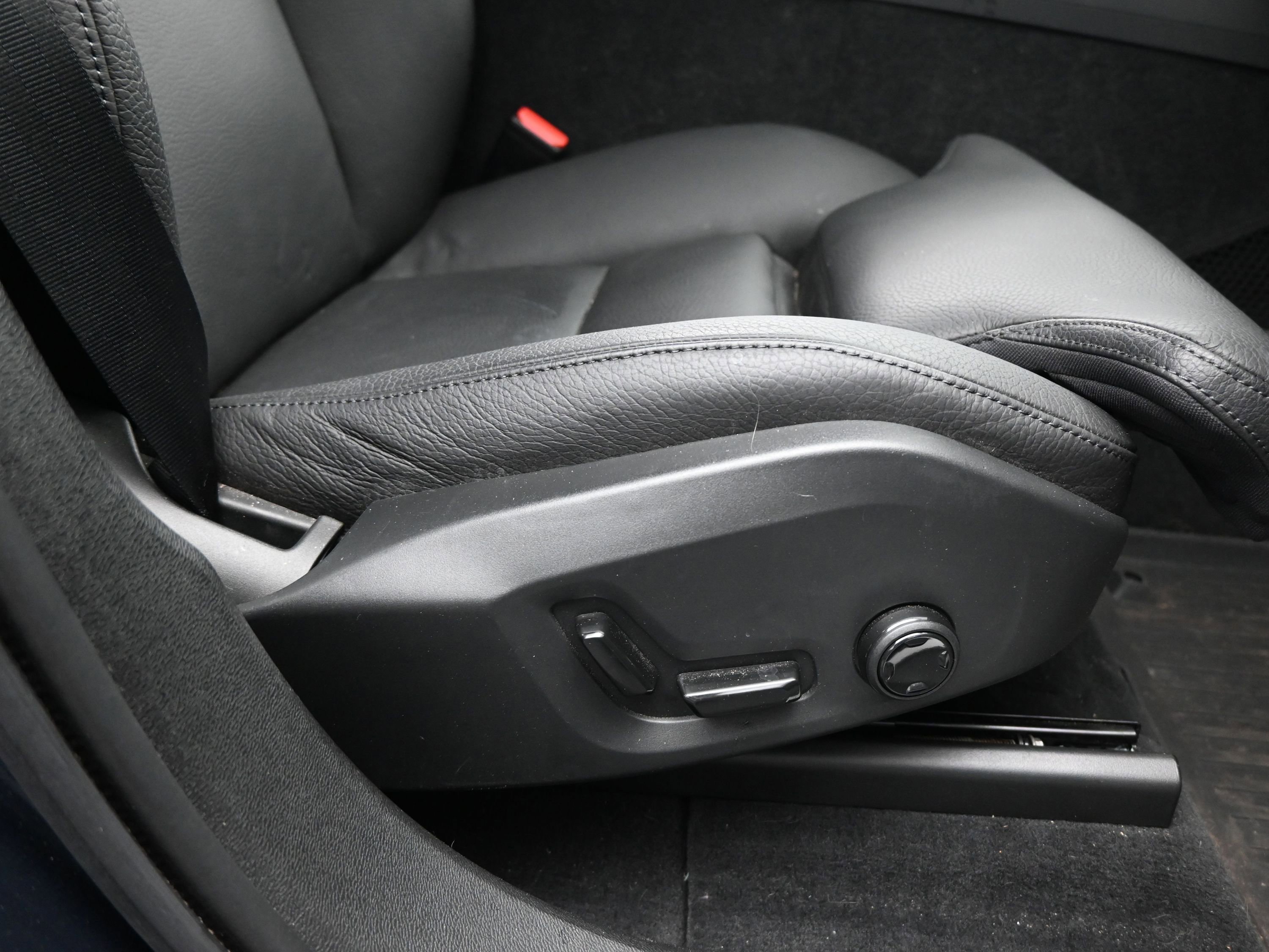 Used 2018 Volvo XC60 T5 Inscription w/ Convenience Package image 16