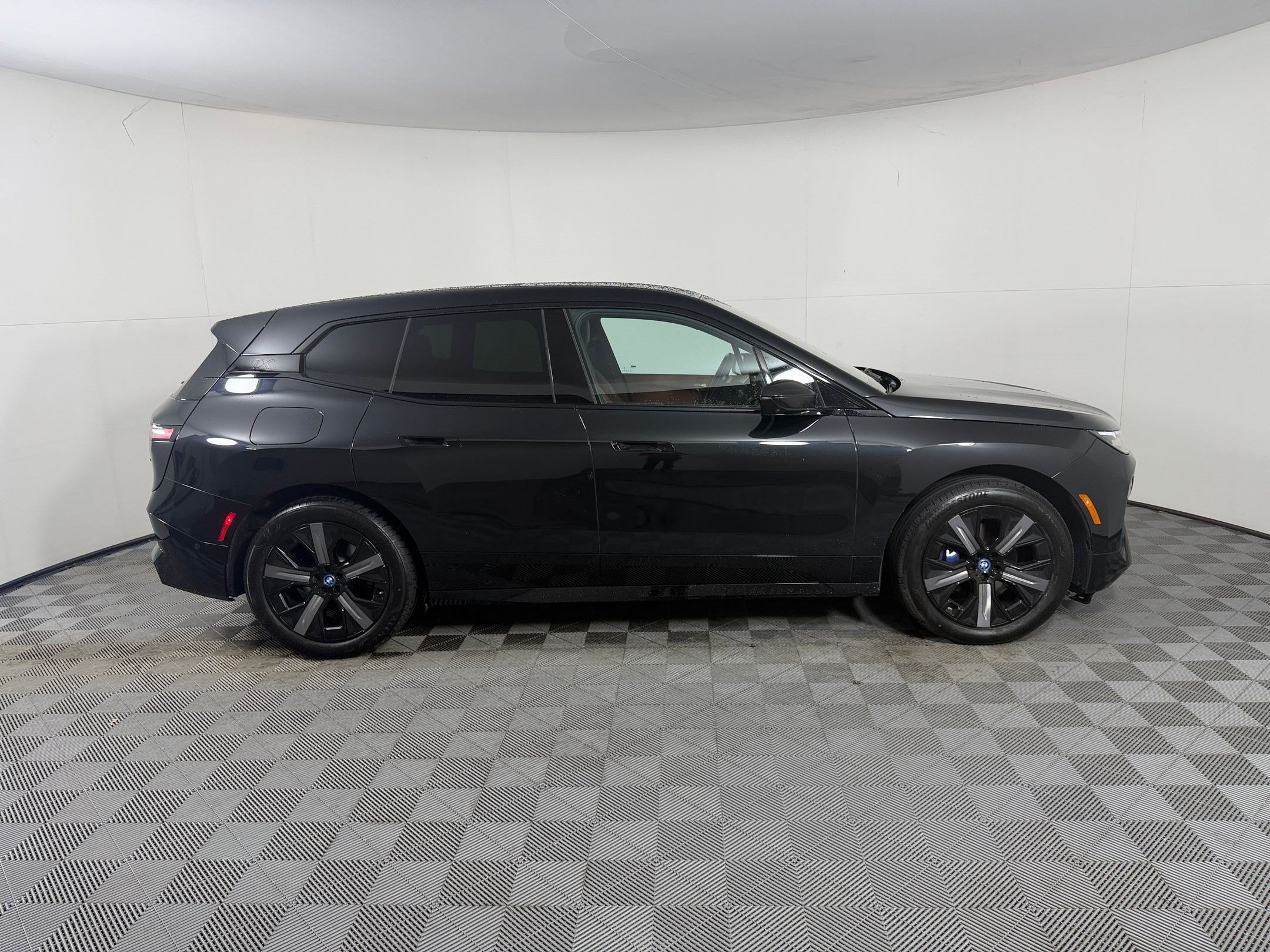 Used 2024 BMW iX xDrive50 w/ Premium Package AWD/4WD image 8