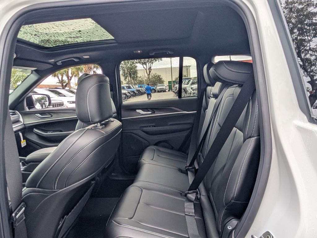 New 2025 Jeep Grand Cherokee Limited w/ Black Appearance Package image 13