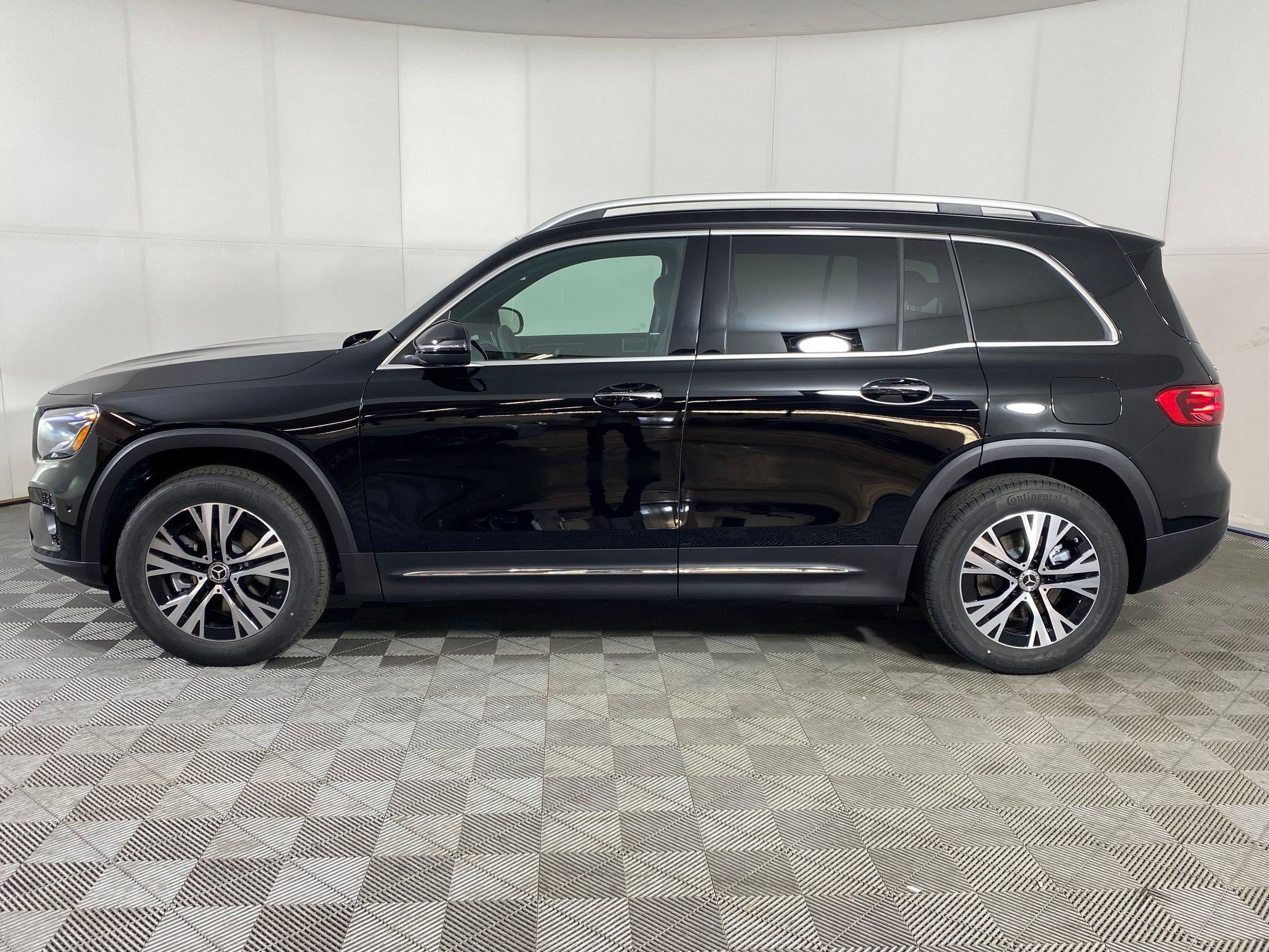 Certified 2025 Mercedes-Benz GLB 250 4MATIC image 2