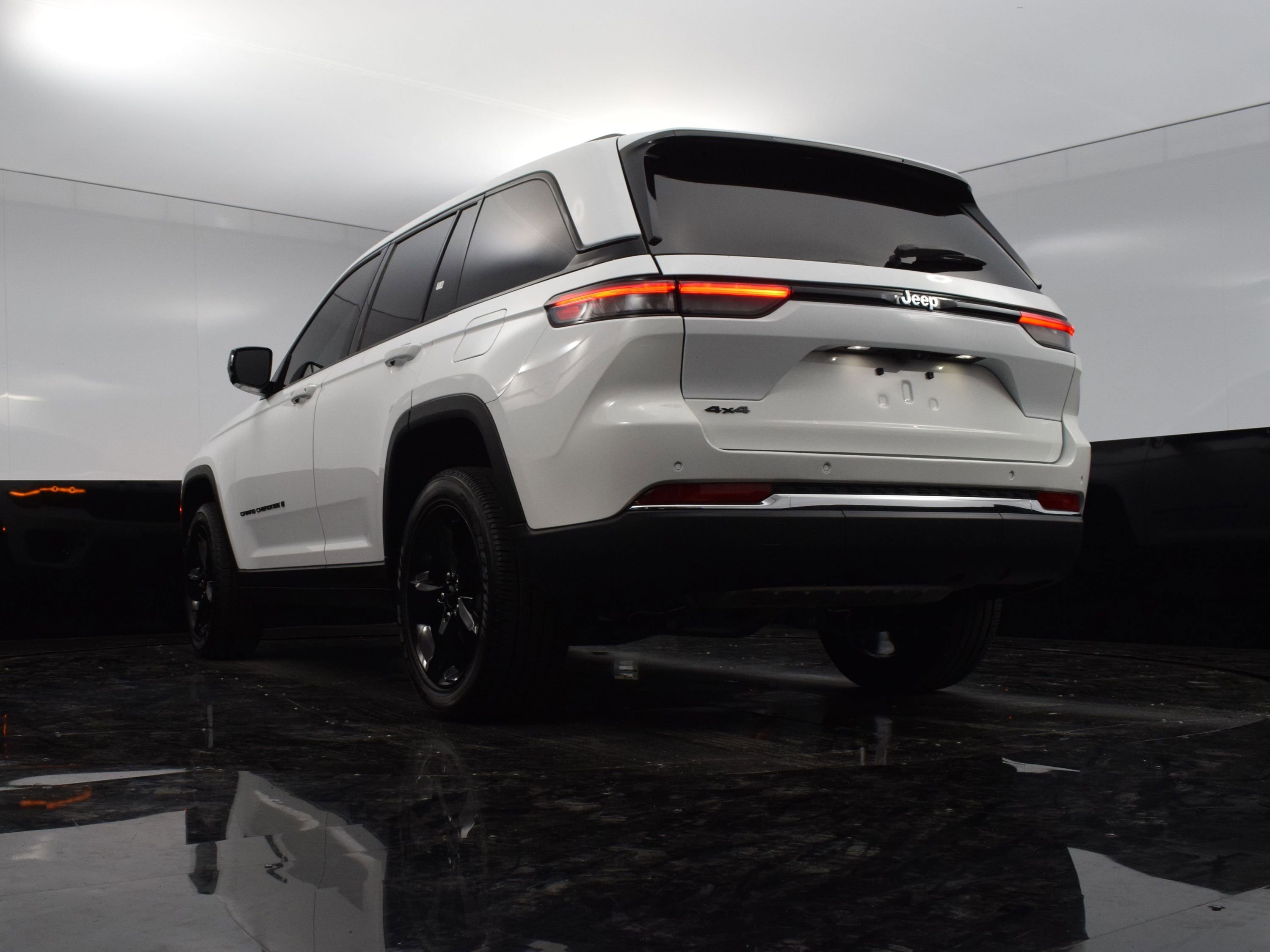 Used 2023 Jeep Grand Cherokee Altitude image 21