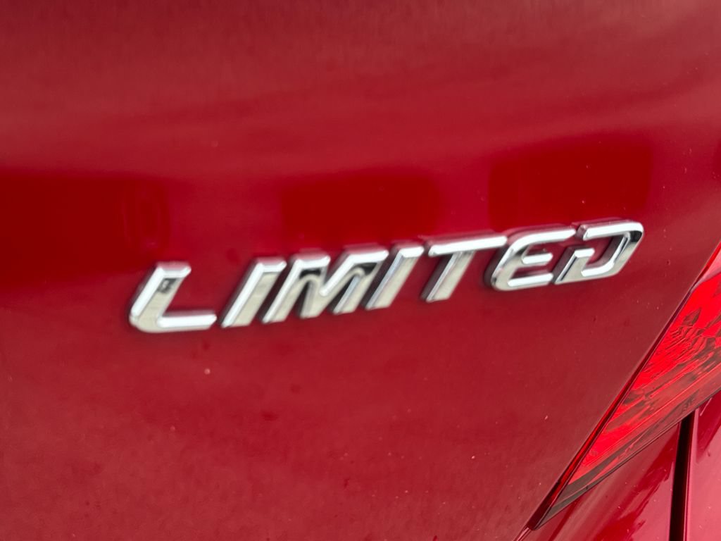 Used 2022 Toyota C-HR Limited FWD image 6