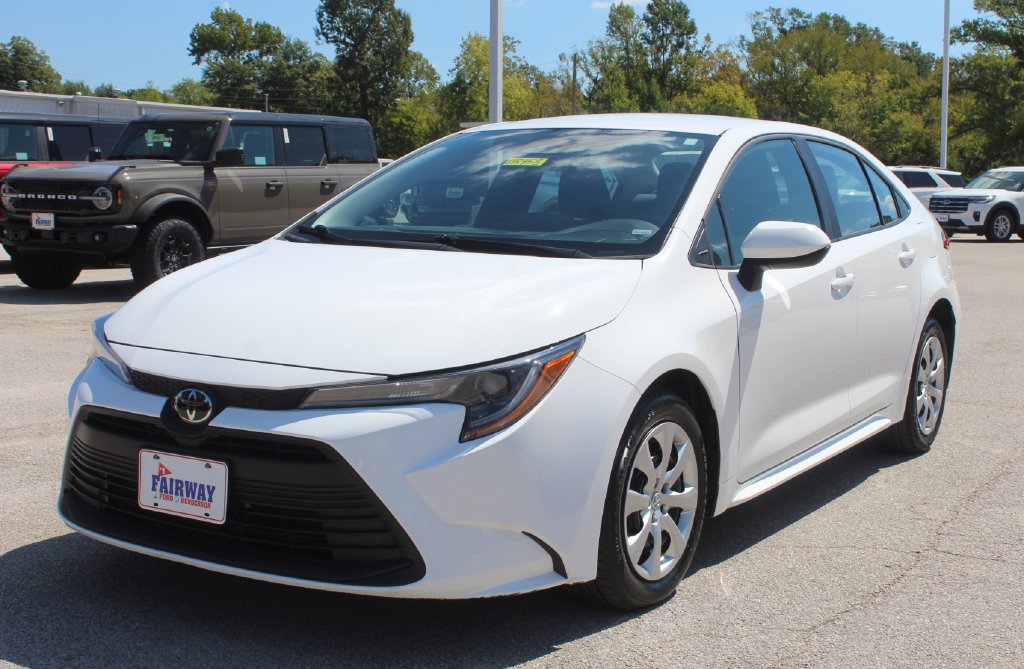 Used 2025 Toyota Corolla LE FWD image 3
