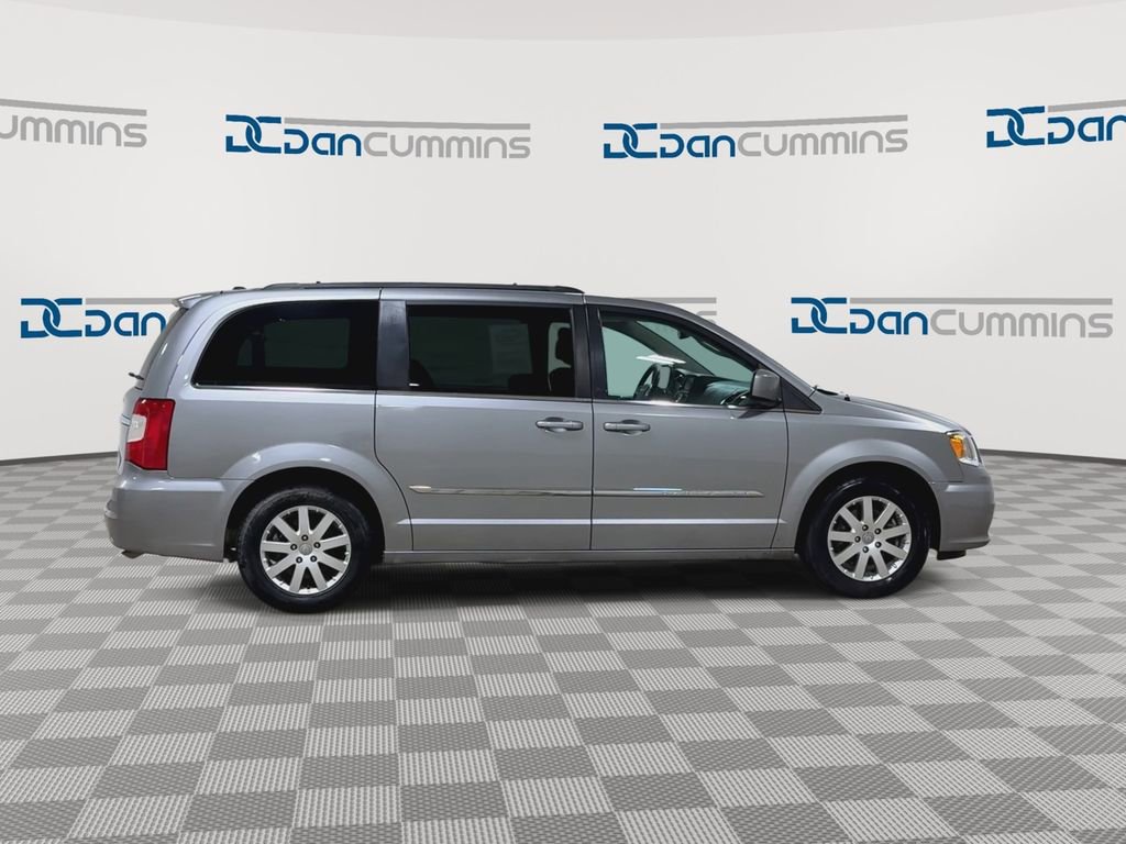 Used 2016 Chrysler Town & Country Touring image 9
