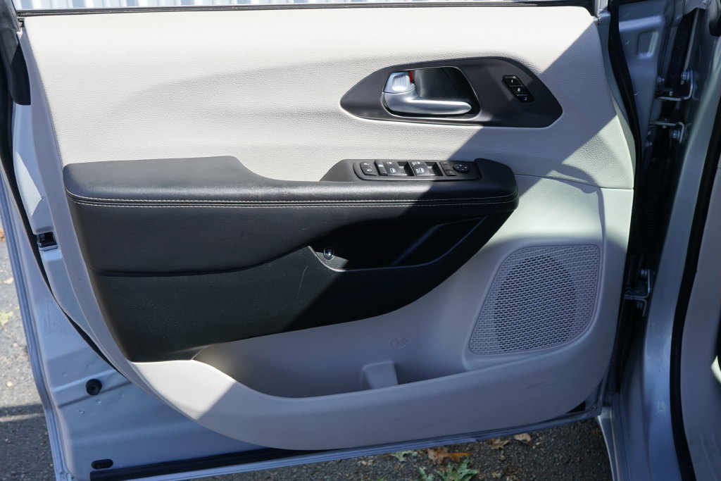 Used 2024 Chrysler Pacifica Limited FWD image 12