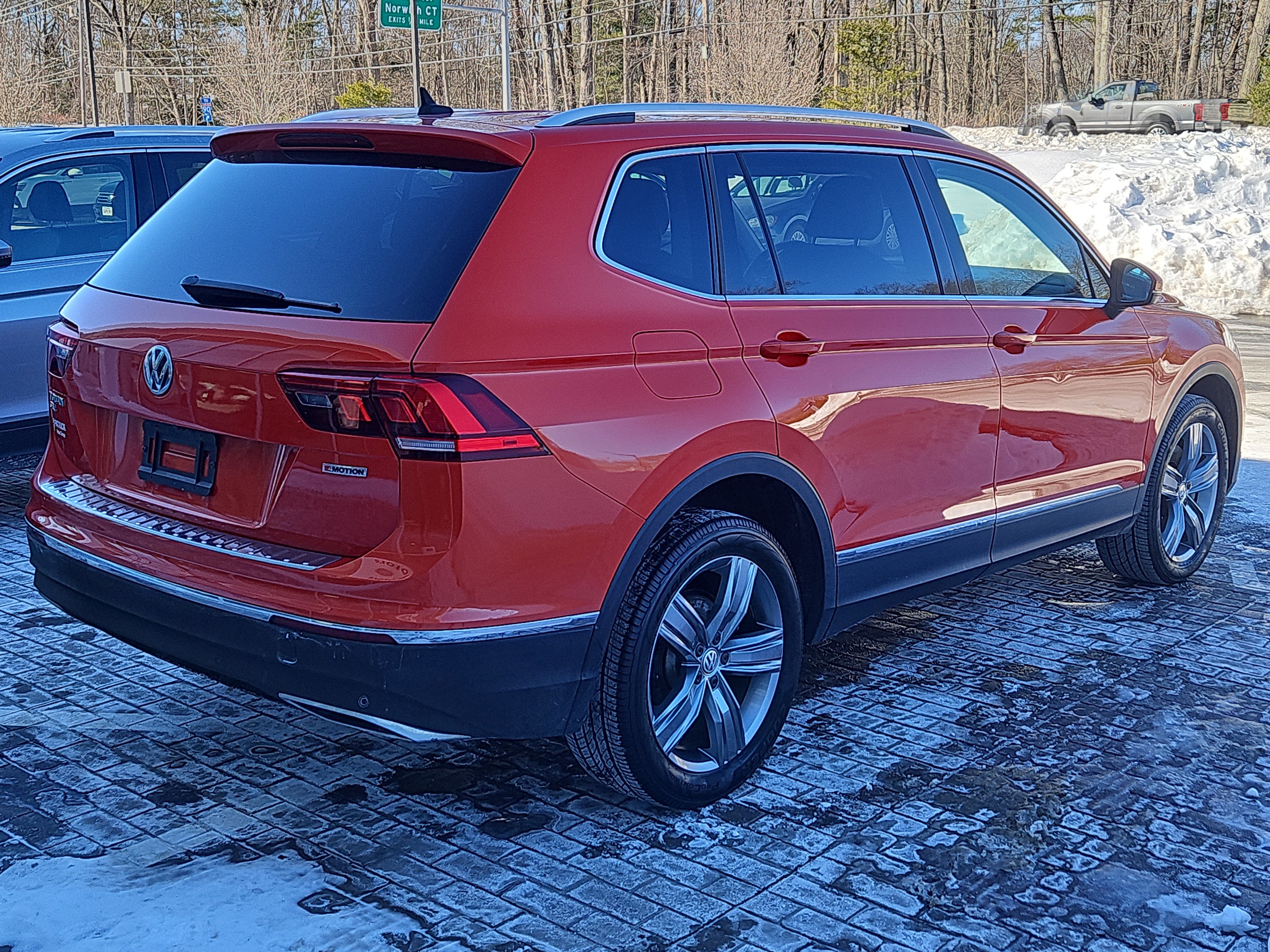 Used 2019 Volkswagen Tiguan SEL Premium image 2
