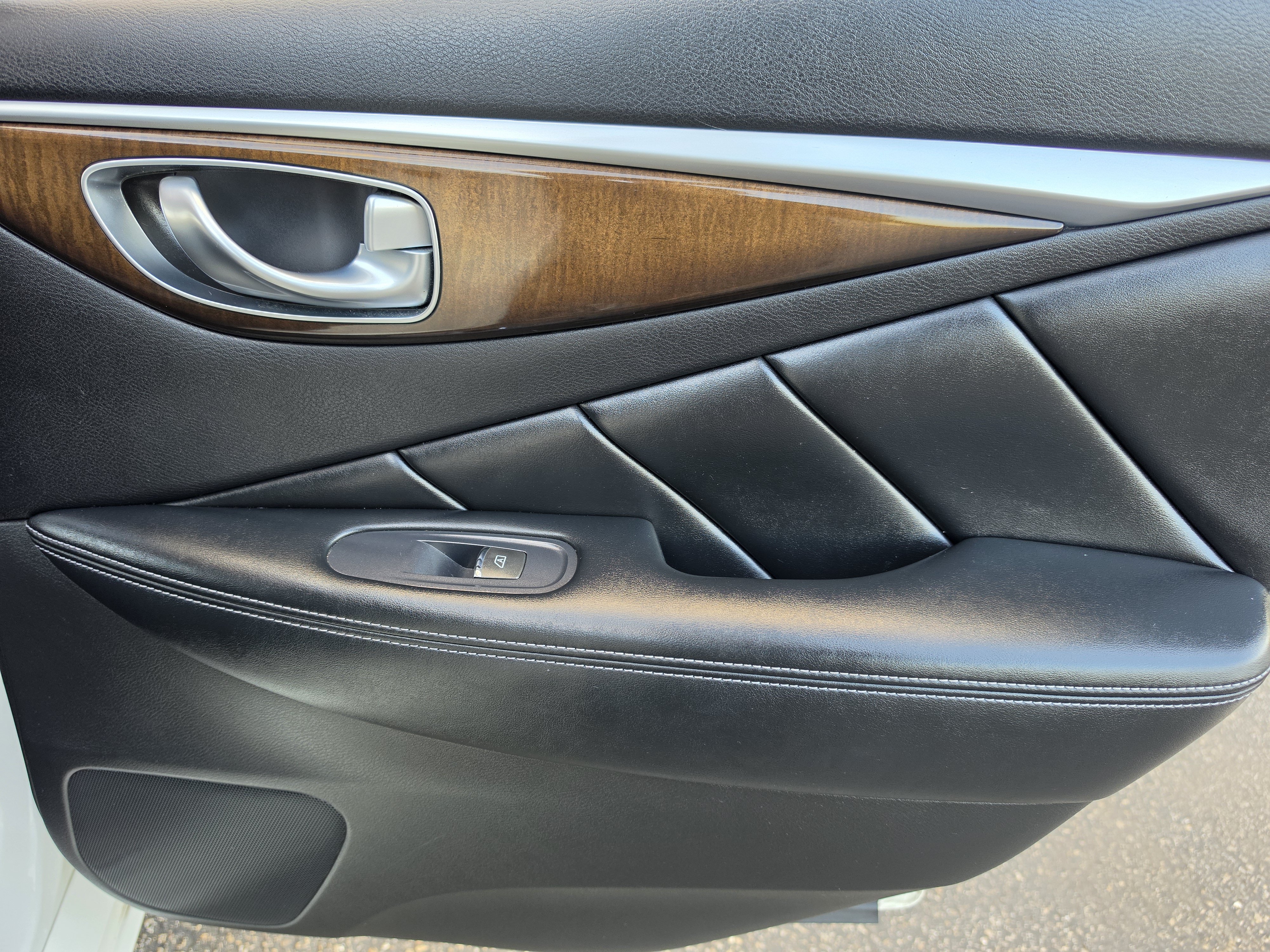 Used 2014 INFINITI Q50 Hybrid w/ Deluxe Technology Package RWD image 16