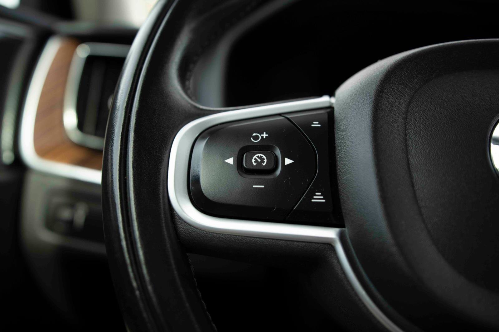 Used 2021 Volvo XC60 T5 Momentum w/ Protection Package Premier image 6