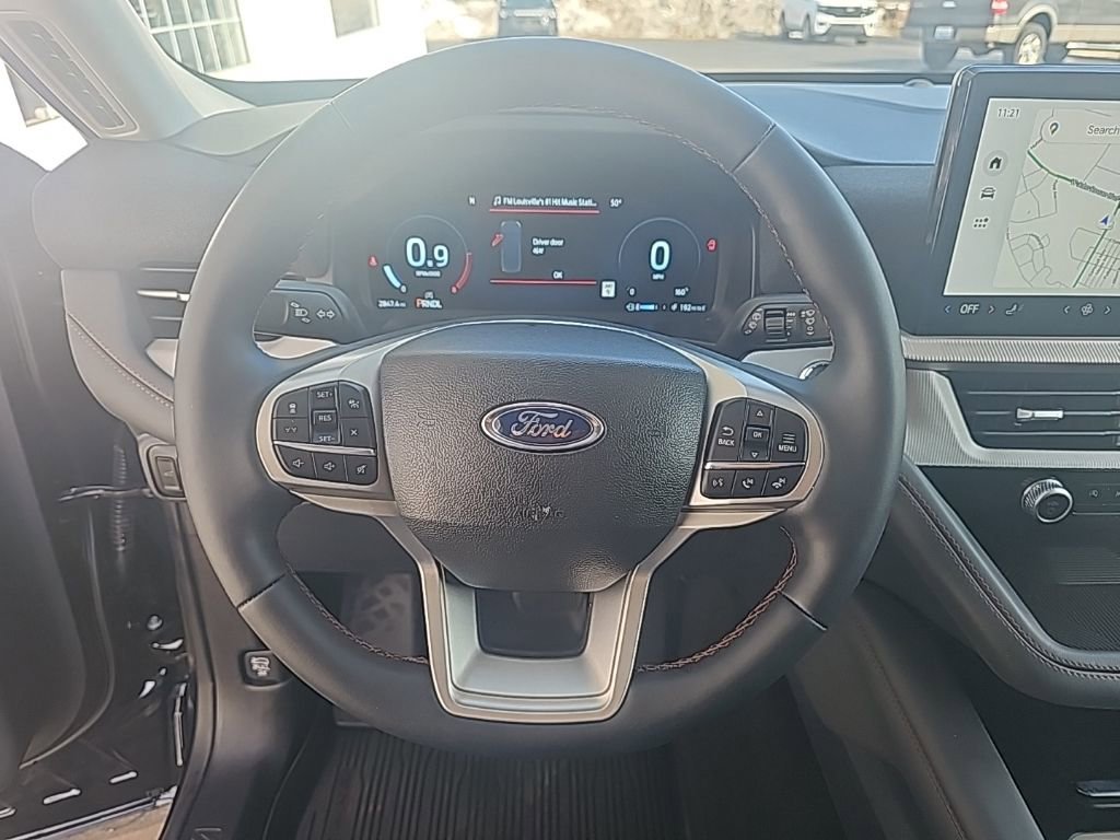 Used 2025 Ford Explorer Active AWD/4WD image 15