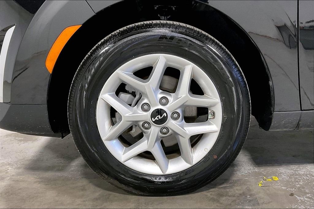 Used 2025 Kia Soul LX FWD image 11