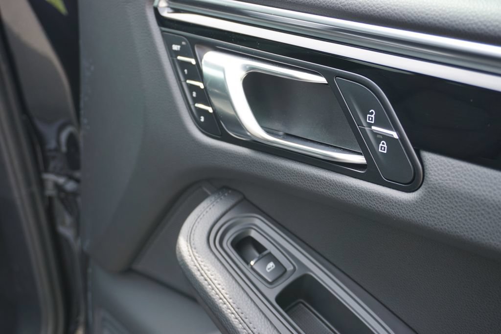 Used 2023 Porsche Macan S AWD/4WD image 60