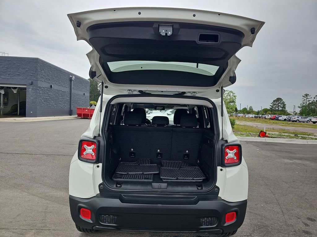 Used 2023 Jeep Renegade Latitude w/ Sun/Sound Group AWD/4WD image 17
