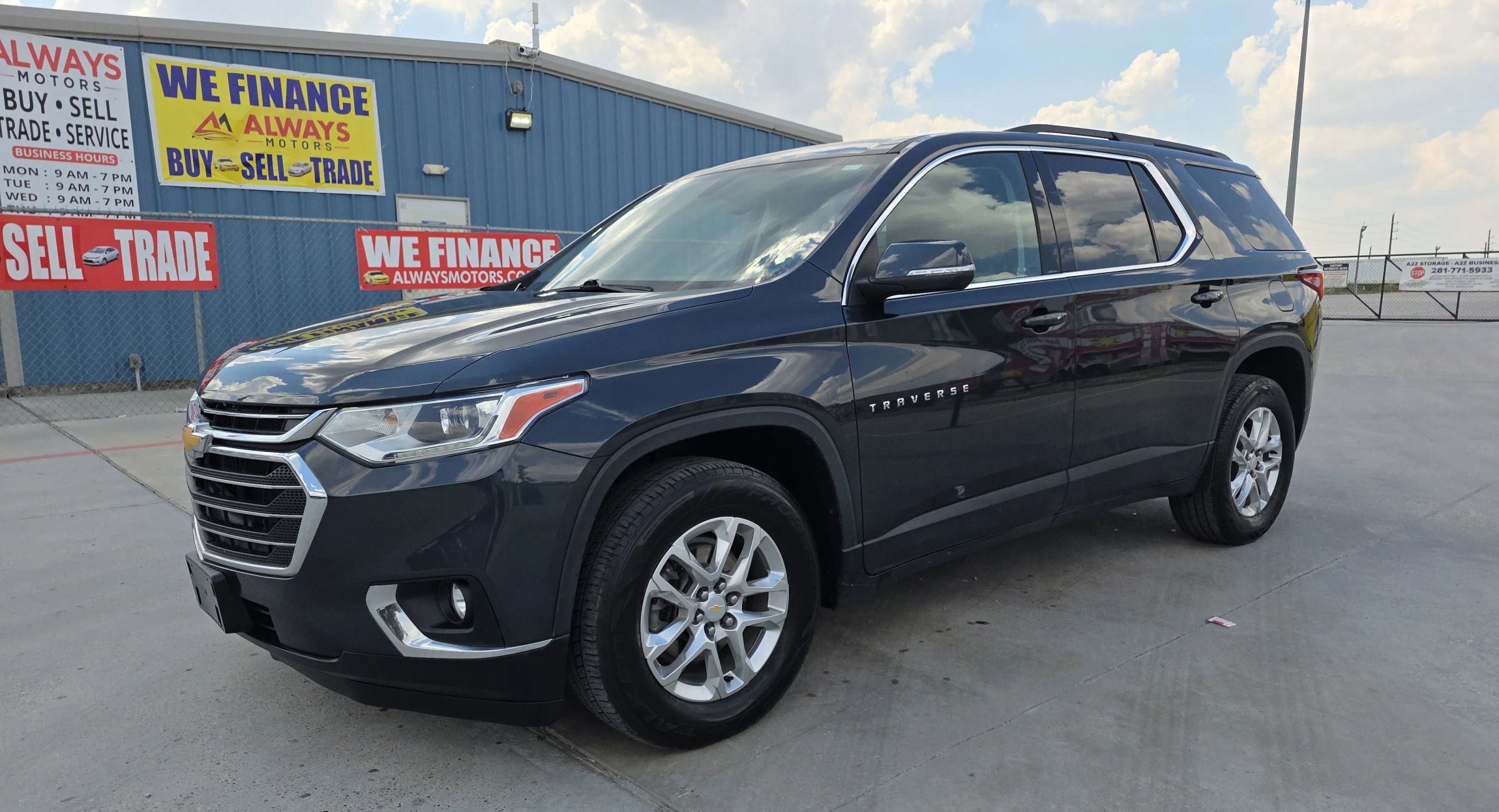Used 2021 Chevrolet Traverse LT image 2