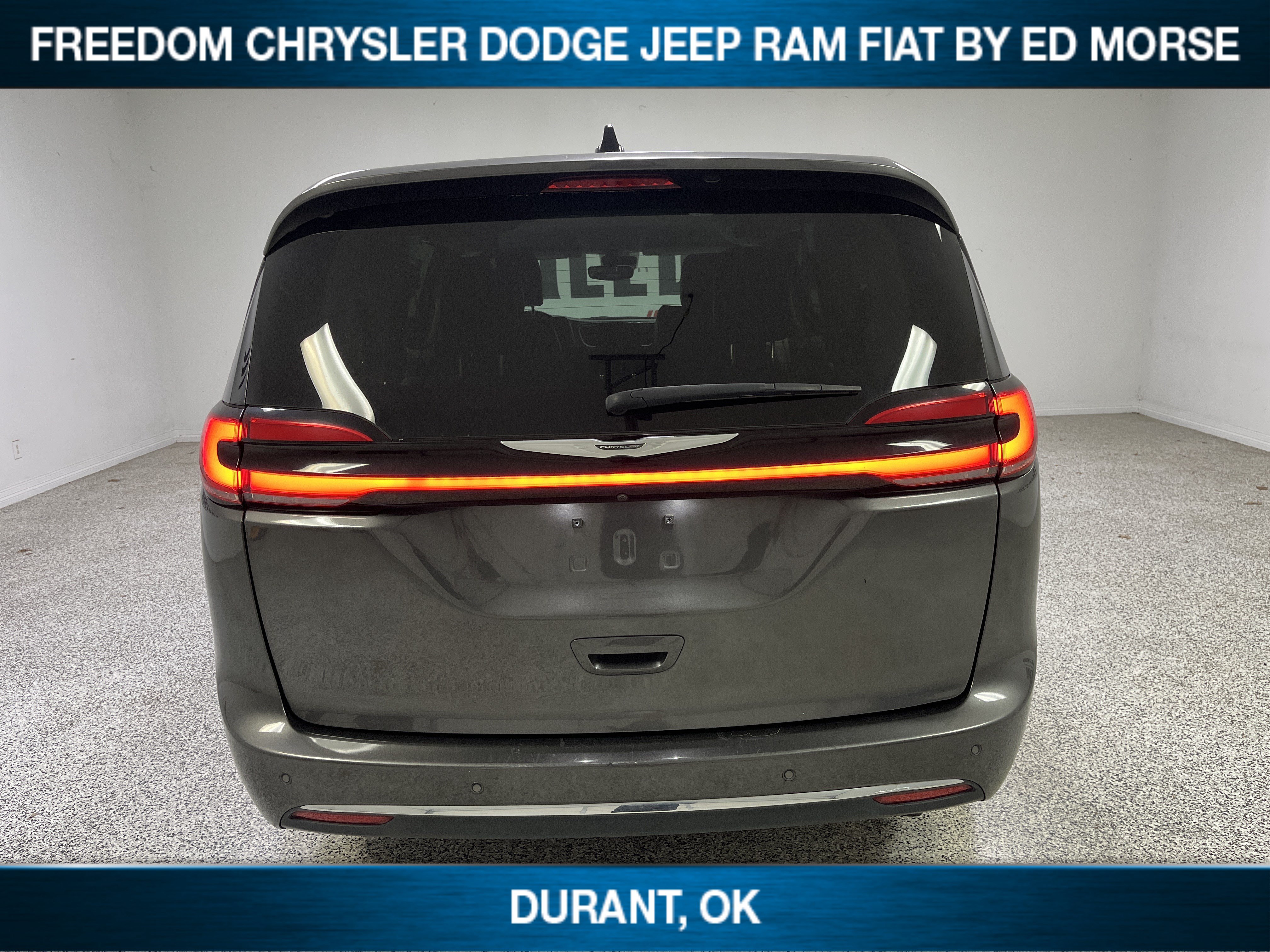Used 2023 Chrysler Pacifica Touring-L FWD image 5