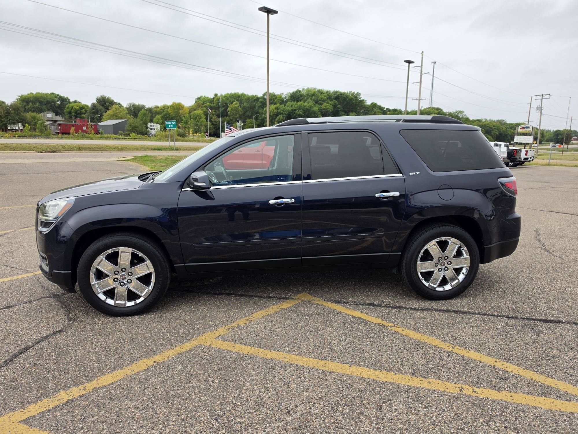Used 2017 GMC Acadia Limited SLT AWD/4WD image 2