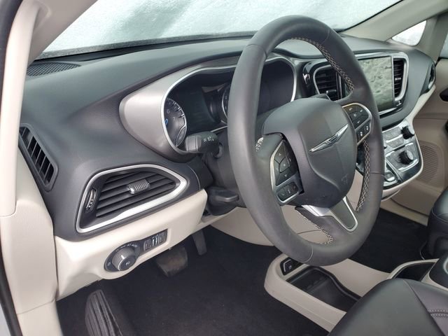 Certified 2024 Chrysler Pacifica Touring-L image 8