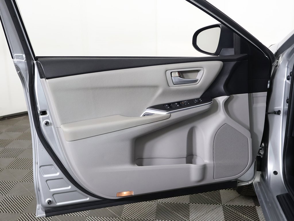 Used 2015 Toyota Camry SE image 19