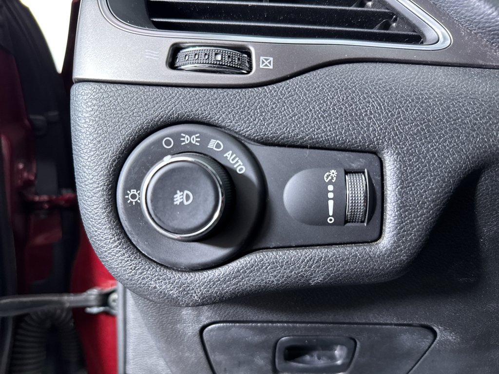 Used 2019 Jeep Cherokee Latitude w/ Cold Weather Group AWD/4WD image 25