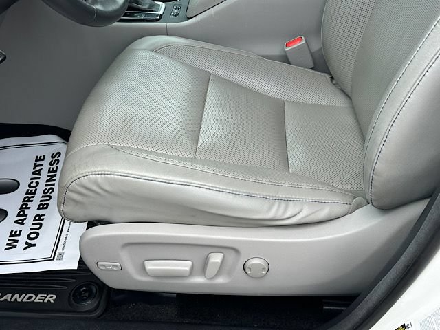 Used 2016 Toyota Highlander Limited w/ Four Season Floor Mat Package AWD/4WD image 13