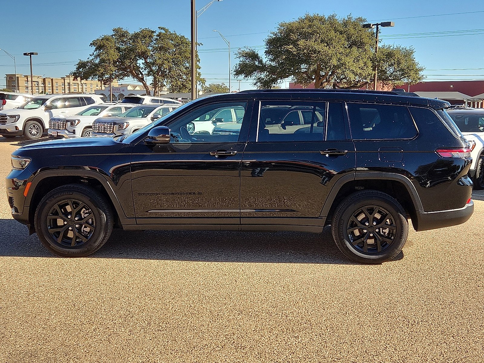 Used 2024 Jeep Grand Cherokee L Laredo image 2