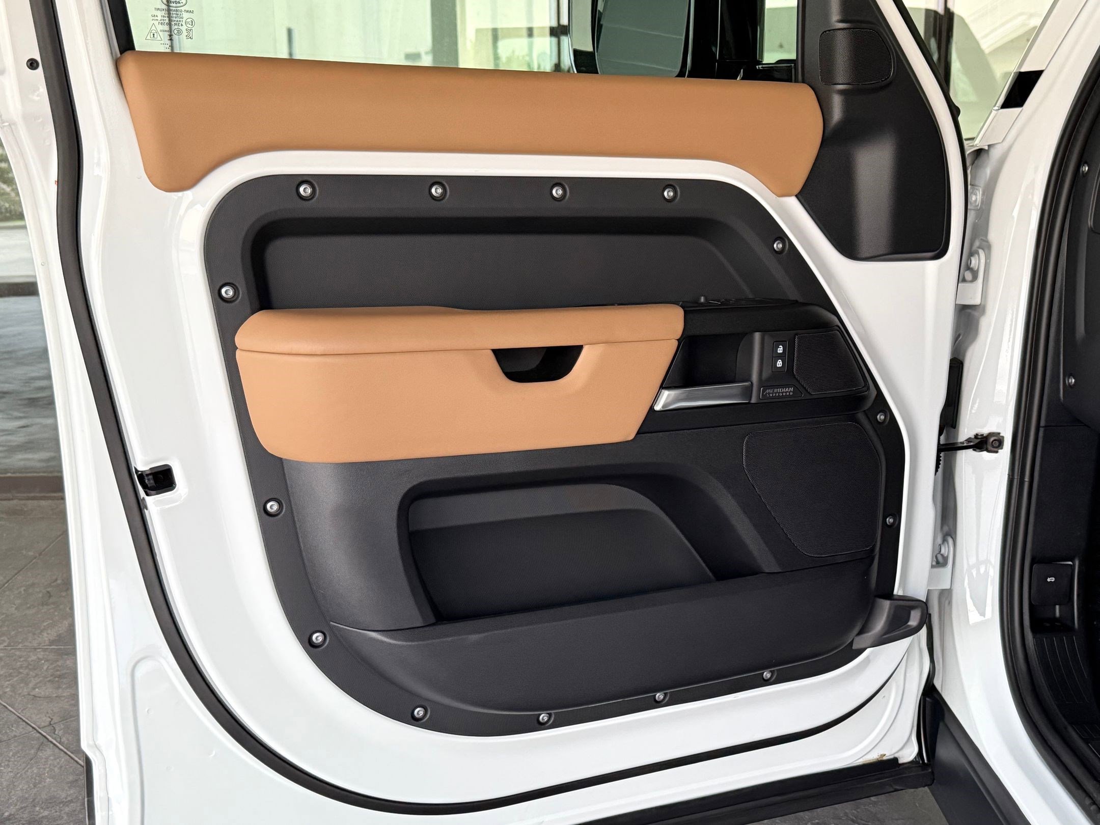 Used 2025 Land Rover Defender 110 V8 image 21