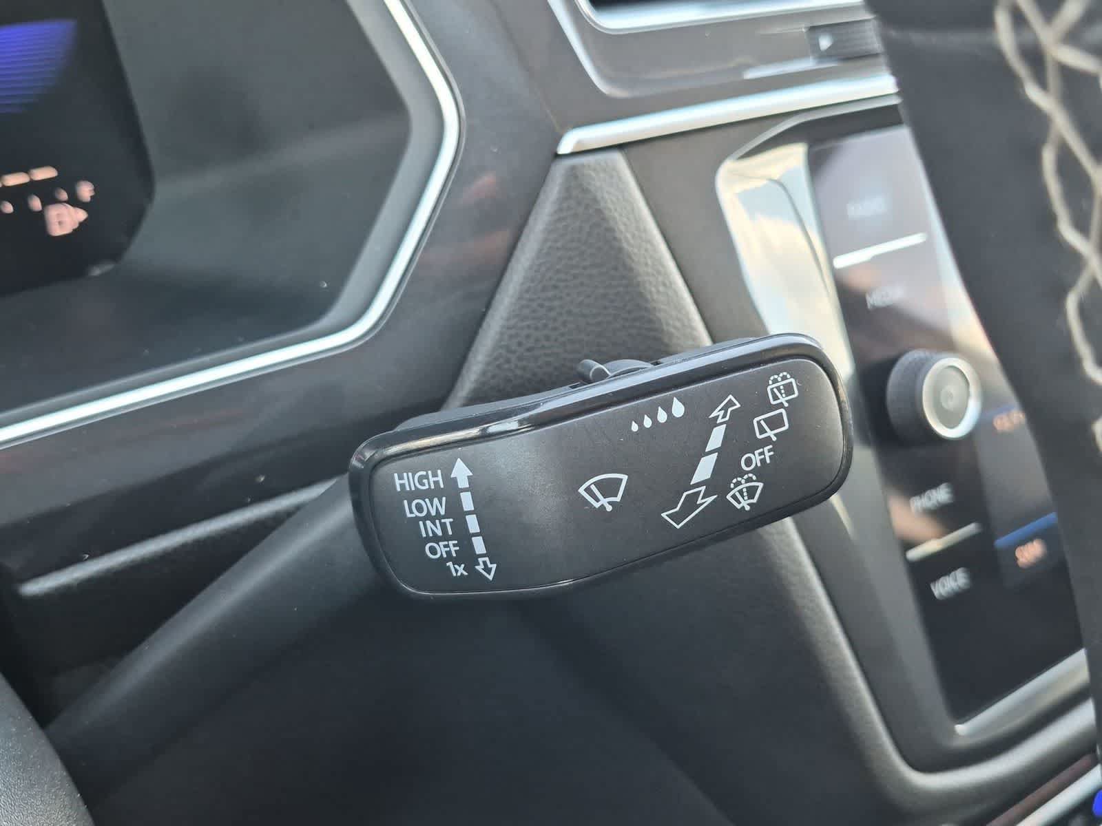 Used 2023 Volkswagen Tiguan SE w/ Panoramic Sunroof Package FWD image 25