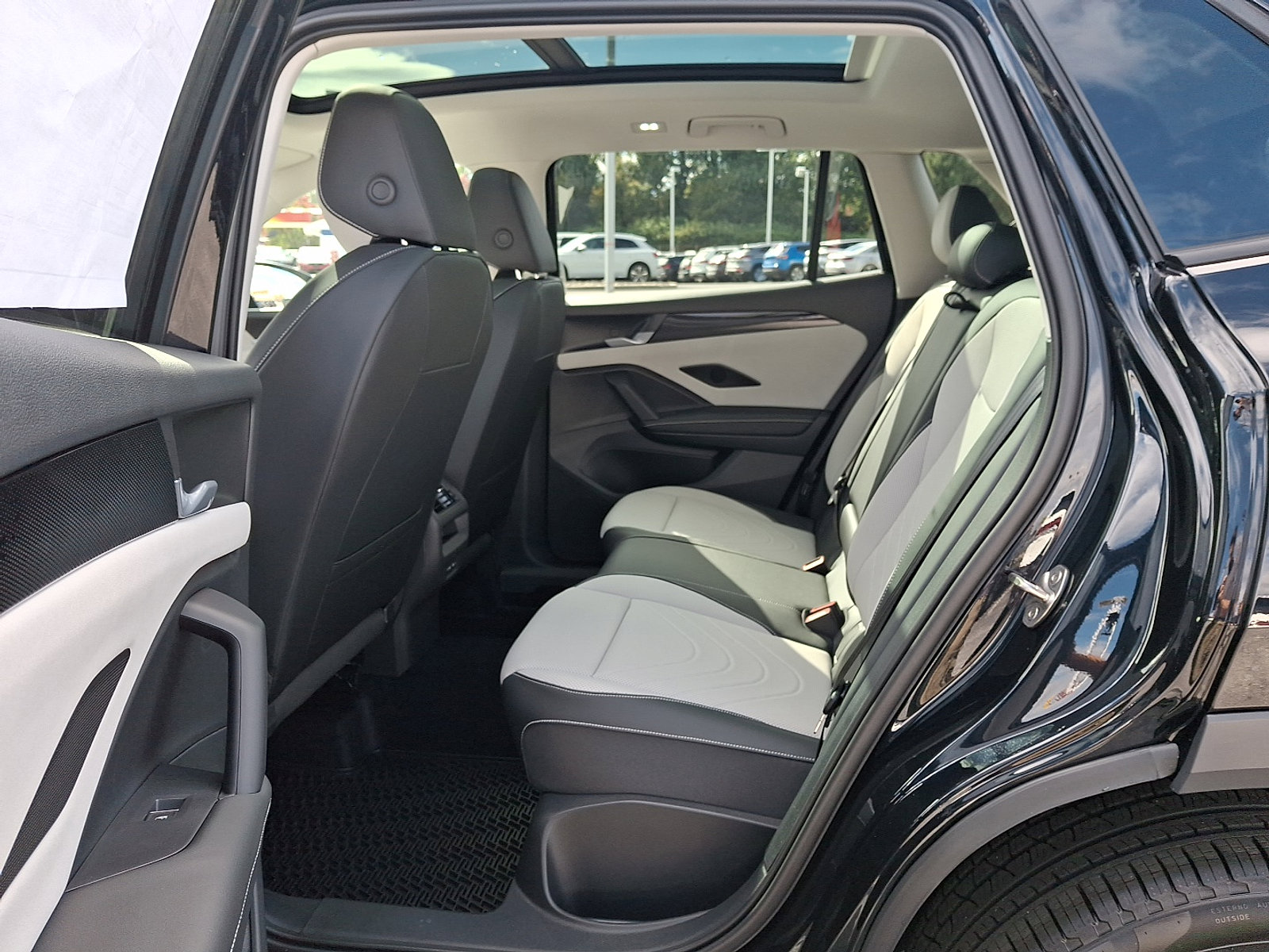 New 2025 Volkswagen Tiguan SE image 6