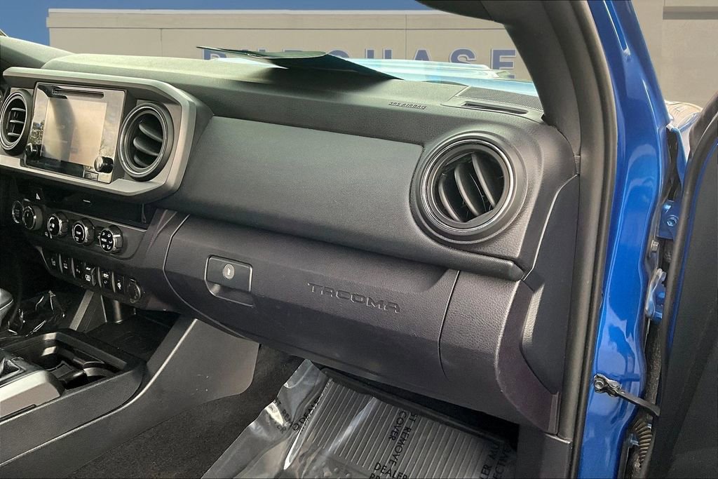 Used 2018 Toyota Tacoma TRD Sport w/ Technology Package image 28