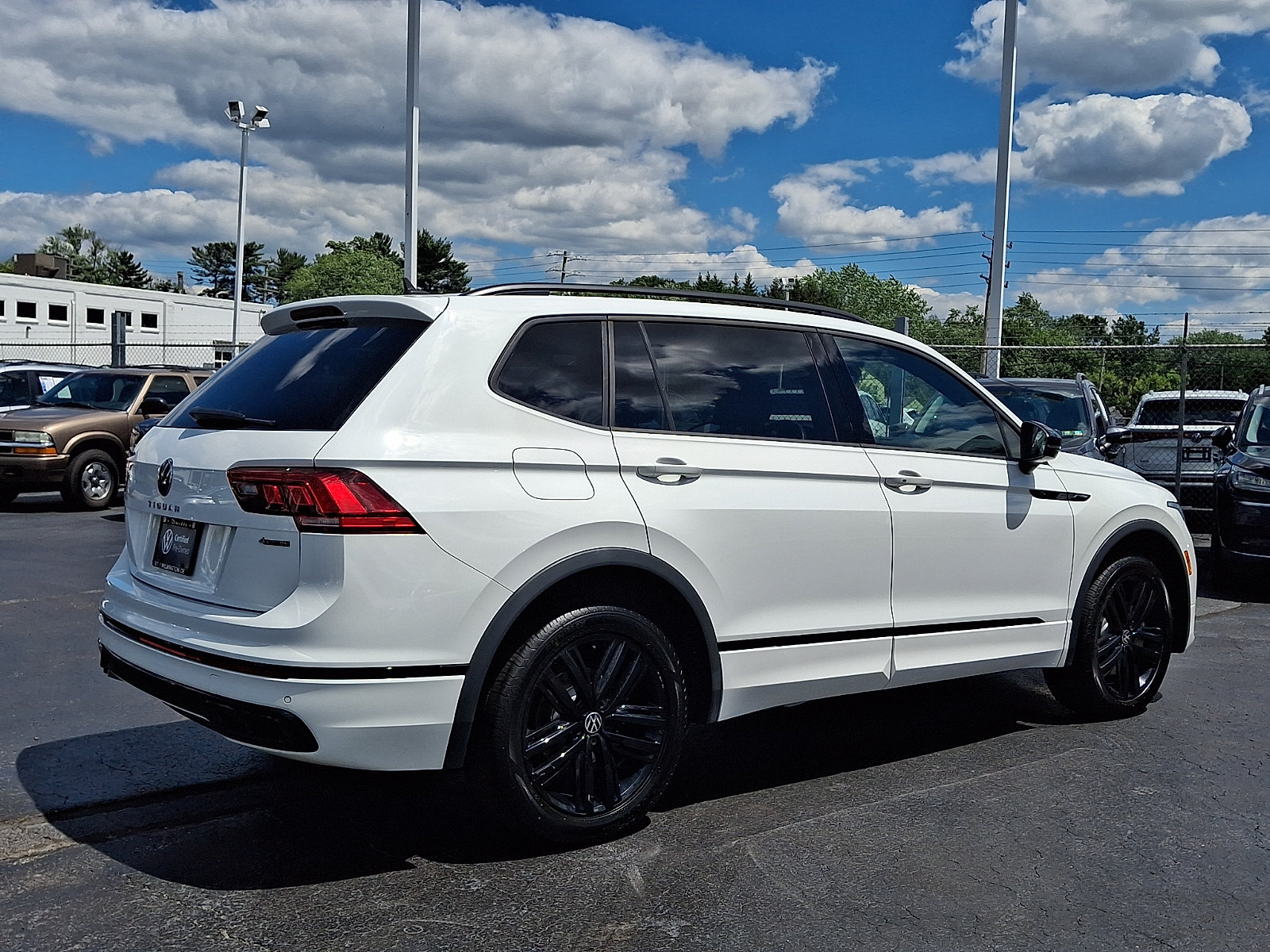 Certified 2022 Volkswagen Tiguan SE R-Line AWD/4WD image 6