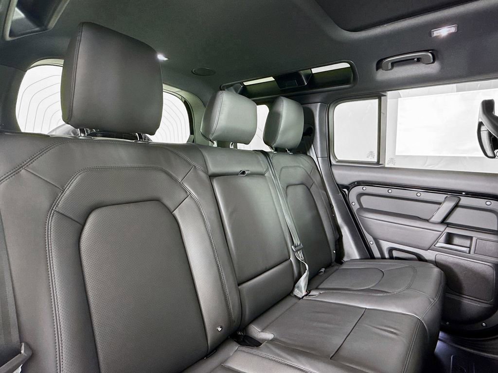 Used 2025 Land Rover Defender 110 X-Dynamic SE image 15