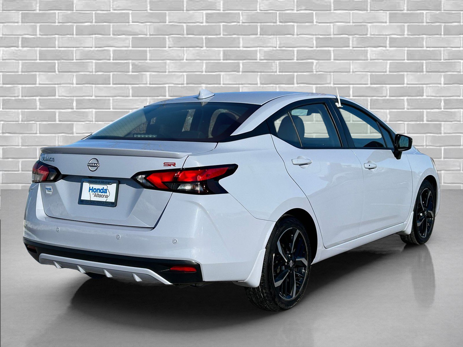 Used 2023 Nissan Versa SR w/ Trunk Package image 6