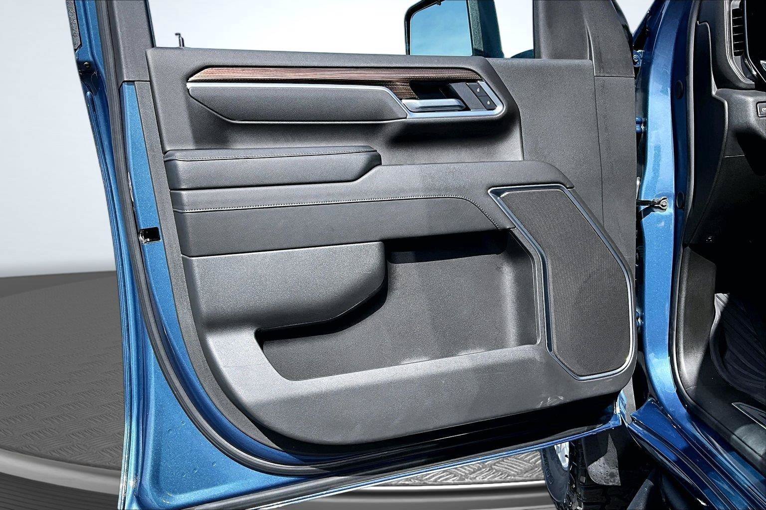 Used 2025 Chevrolet Silverado 3500 LT w/ Leather Package AWD/4WD image 24