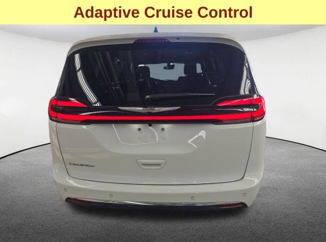Used 2026 Chrysler Pacifica Select FWD image 8