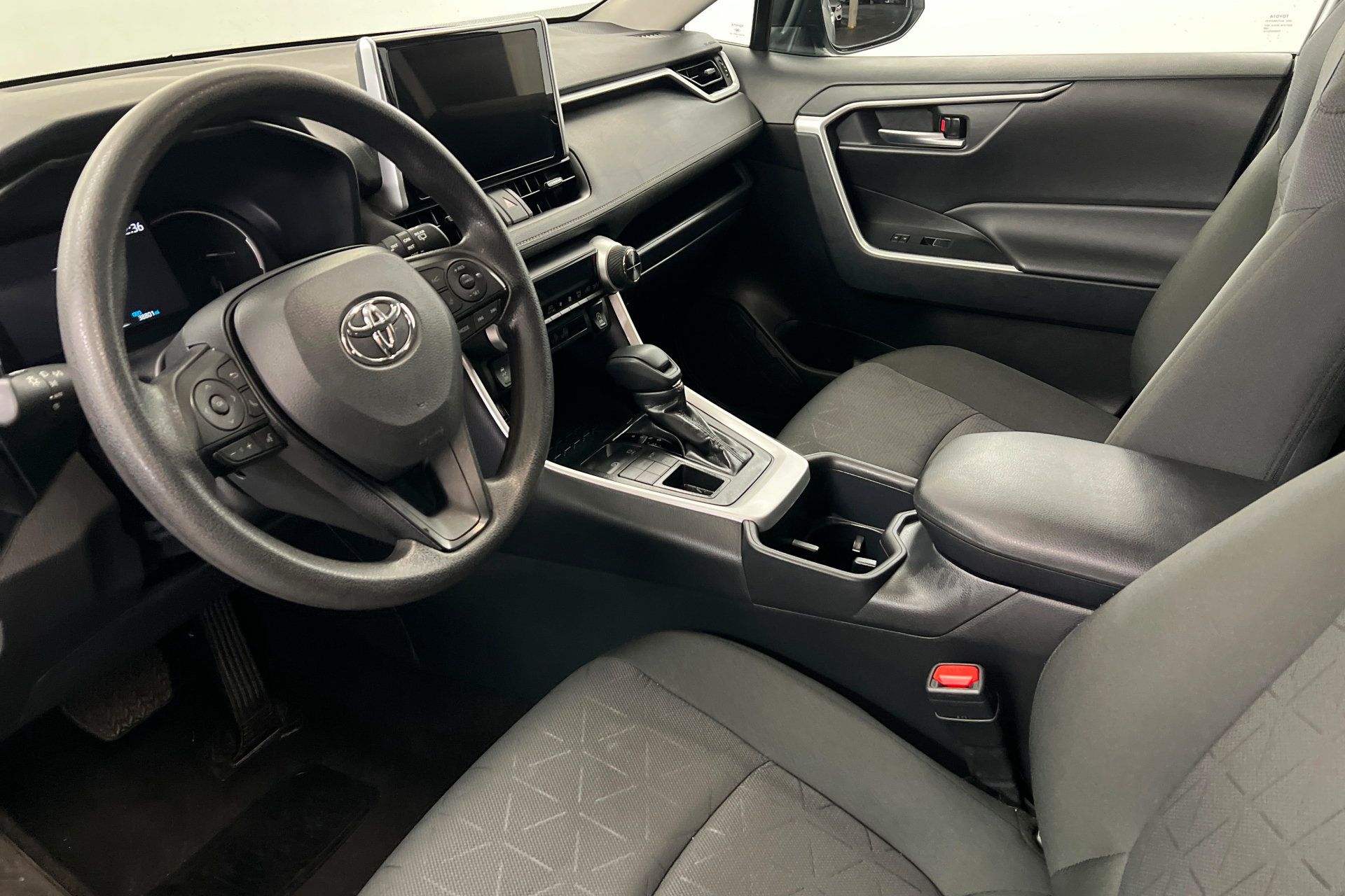 Used 2025 Toyota RAV4 XLE AWD/4WD image 16