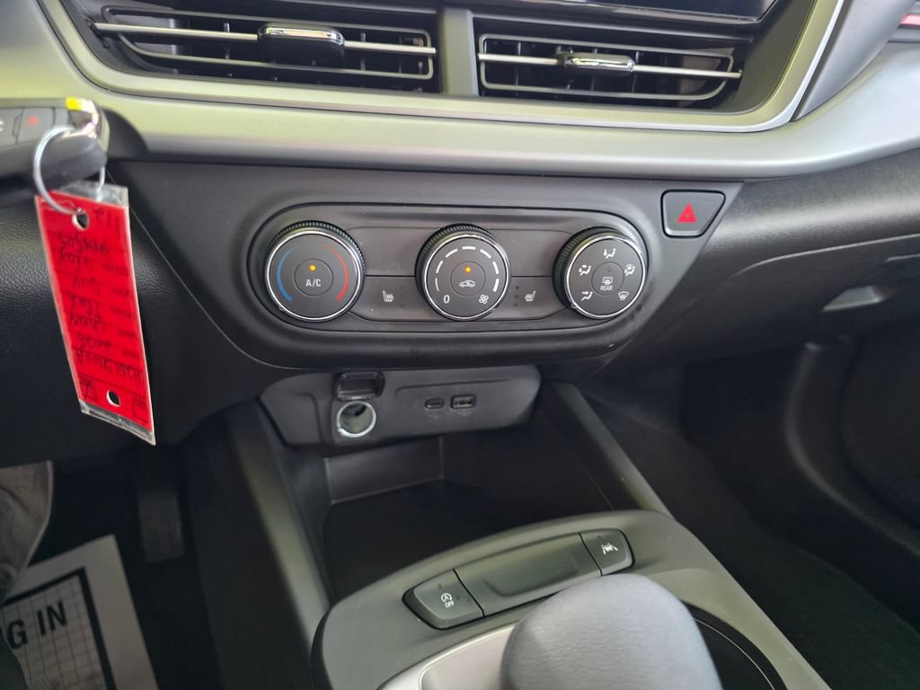 Used 2025 Chevrolet Trax RS w/ Sunroof Package FWD image 23