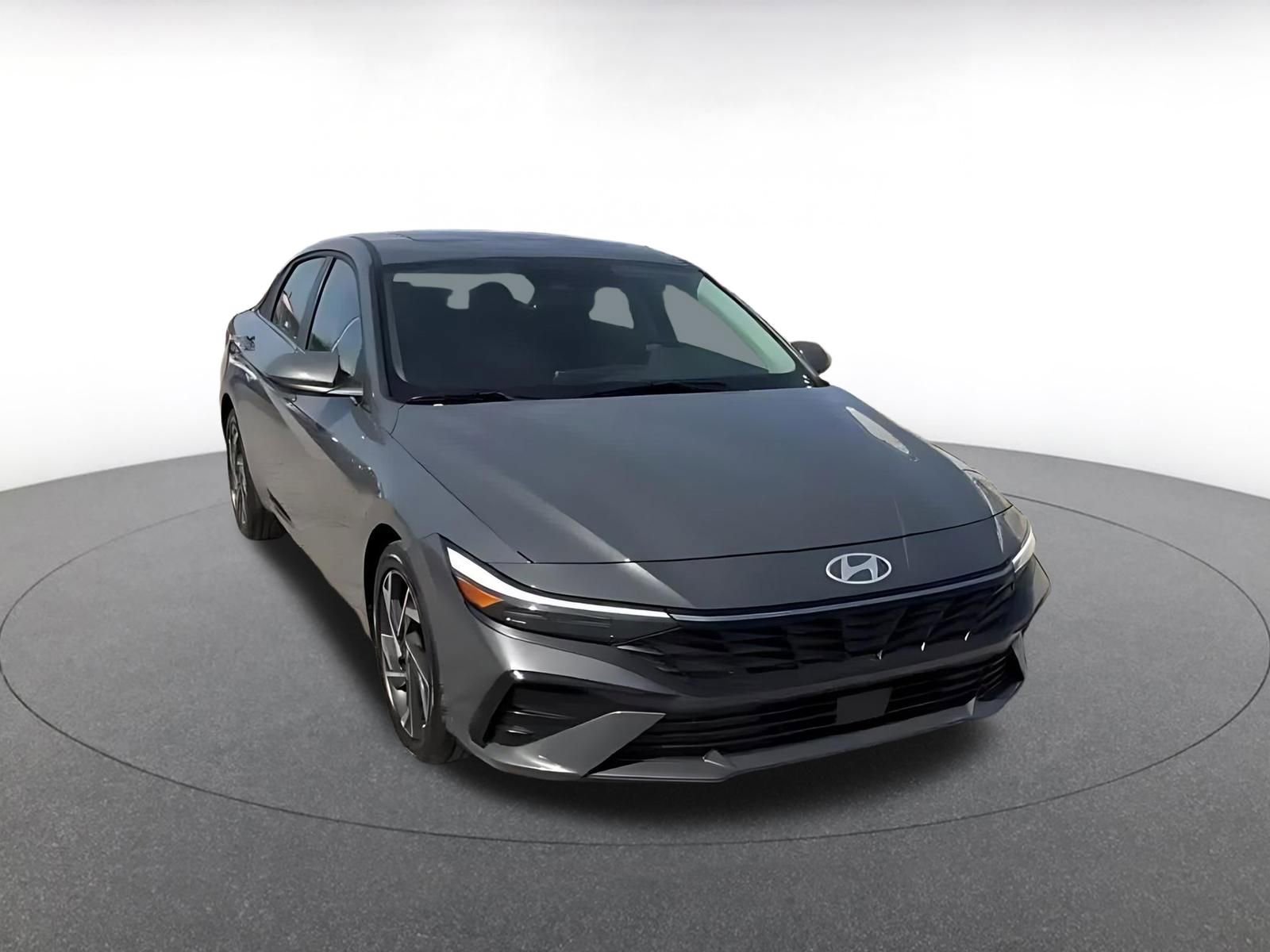 Used 2025 Hyundai Elantra SEL image 3