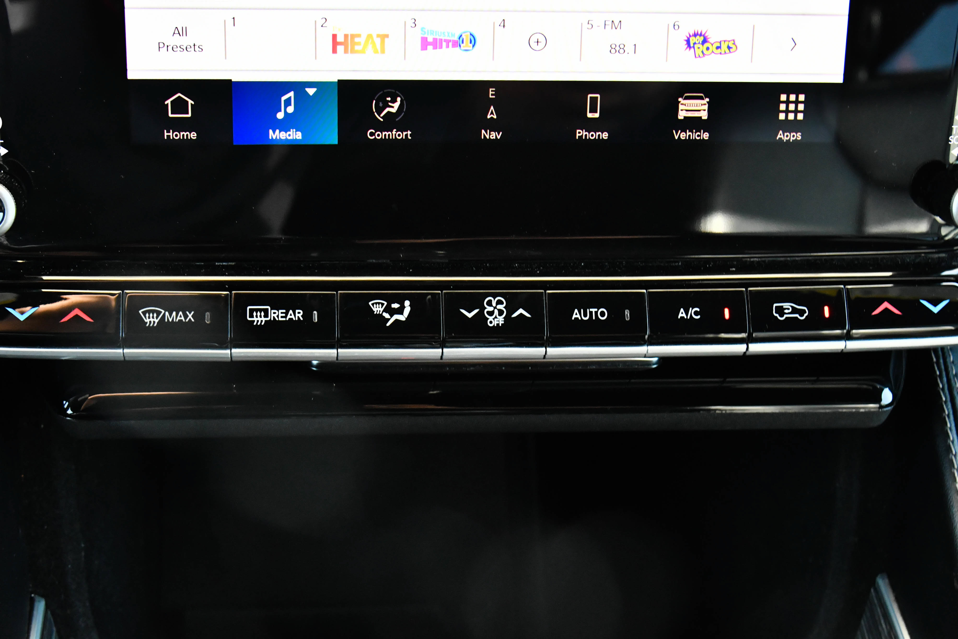 Used 2024 Jeep Wagoneer L Series II RWD image 29