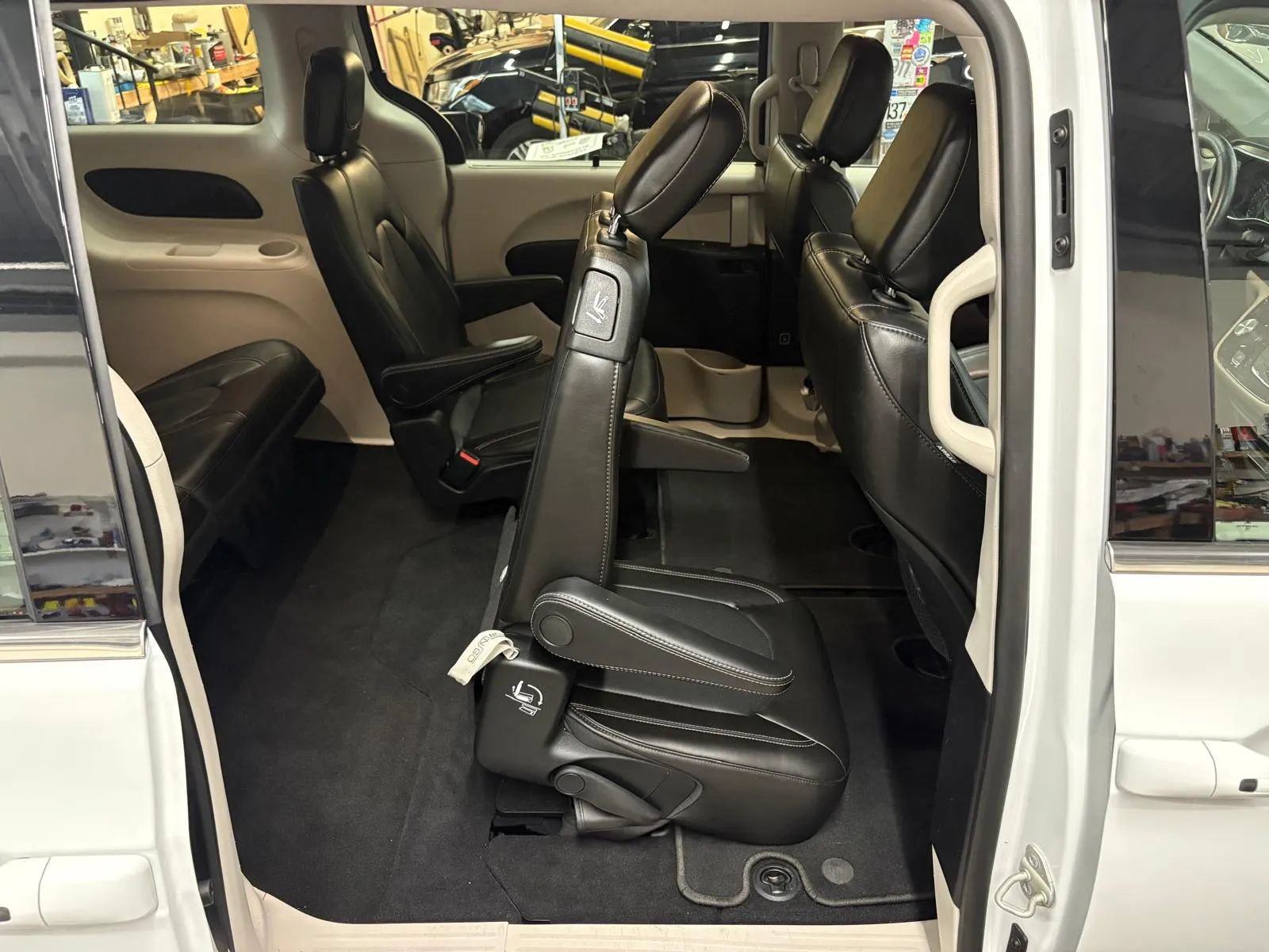 Used 2021 Chrysler Voyager Lxi FWD image 23