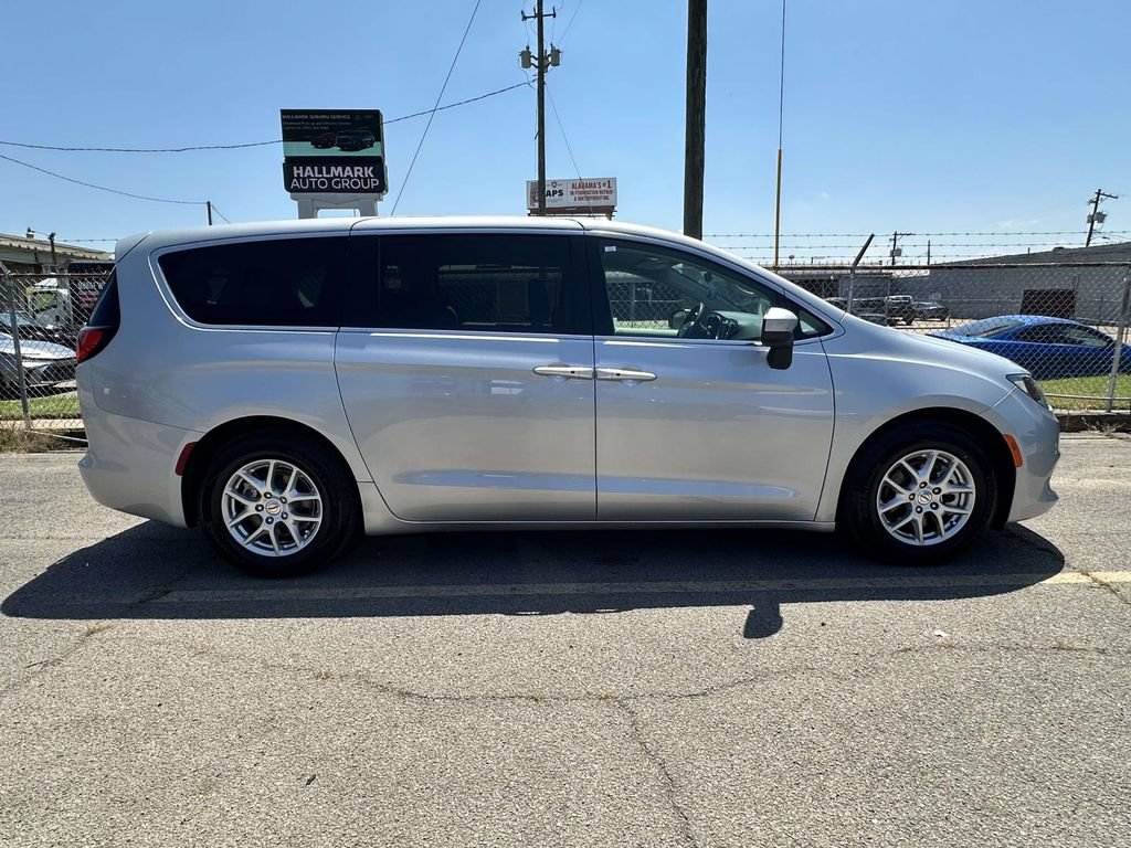 Used 2022 Chrysler Voyager LX FWD image 2