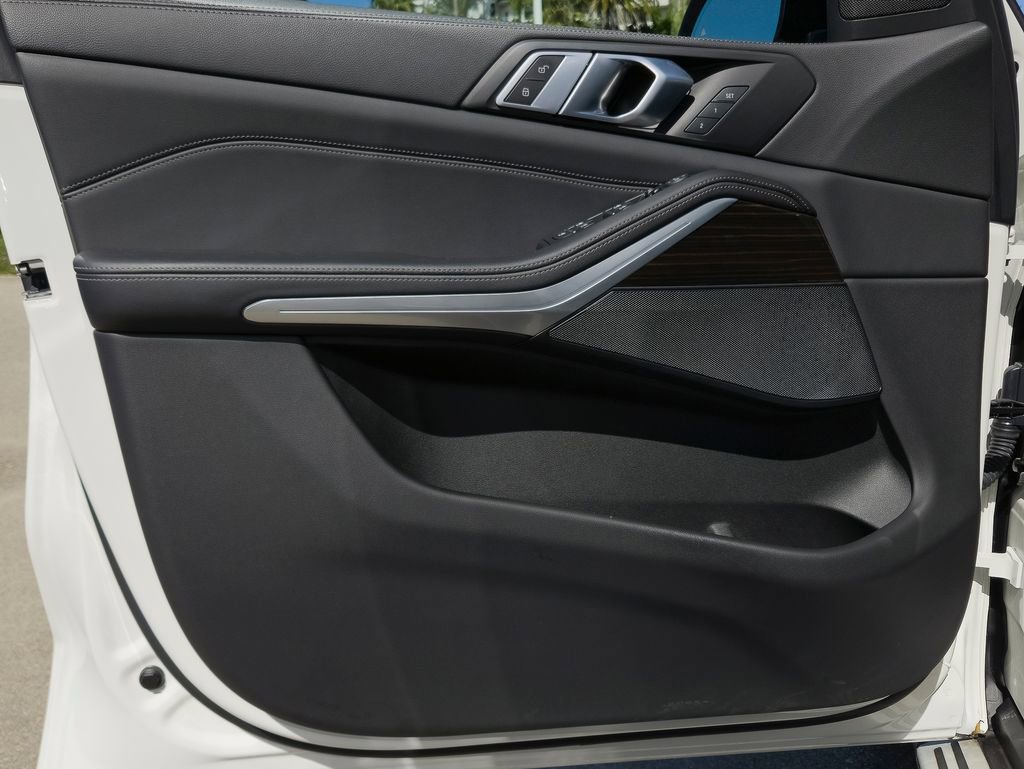 Used 2023 BMW X5 xDrive40i w/ Climate Comfort Package image 16