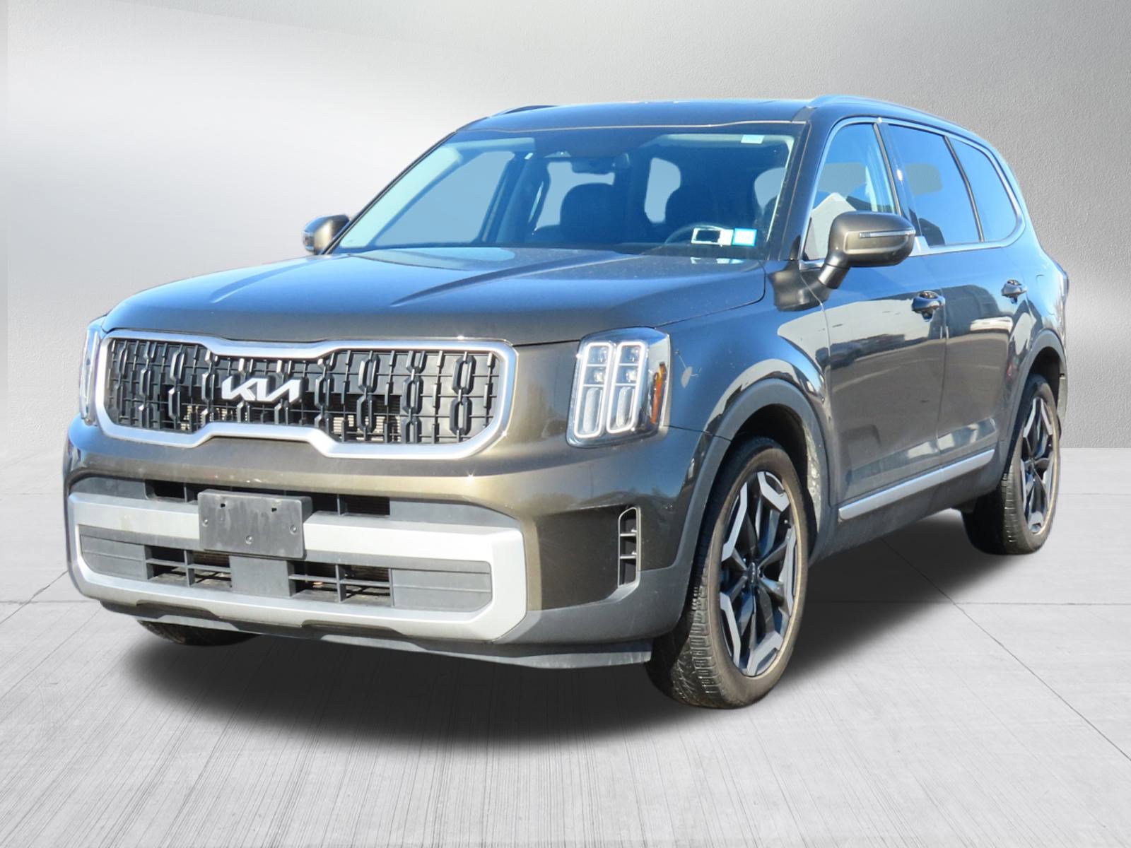 Used 2023 Kia Telluride EX w/ EX Captain's Chair Package image 3