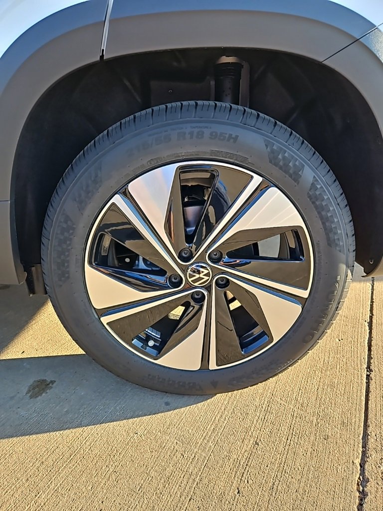 New 2026 Volkswagen Taos SE image 9