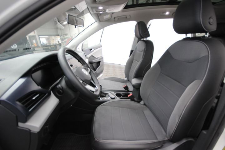 Used 2022 Volkswagen Taos SE w/ Panoramic Sunroof Package AWD/4WD image 11