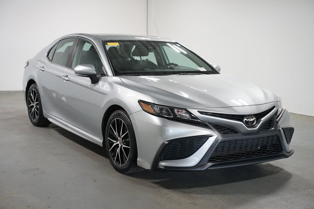 Used 2023 Toyota Camry SE FWD image 3