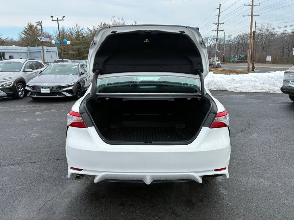 Used 2020 Toyota Camry SE w/ Sunroof Package image 11