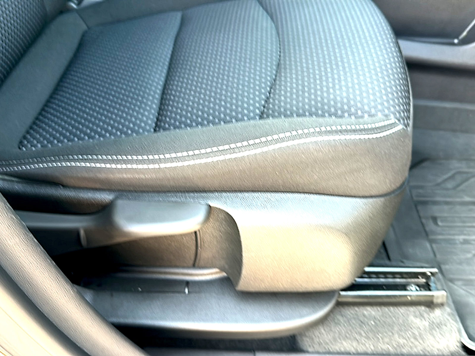 Used 2024 GMC Terrain SLE w/ Driver Convenience Package FWD image 27